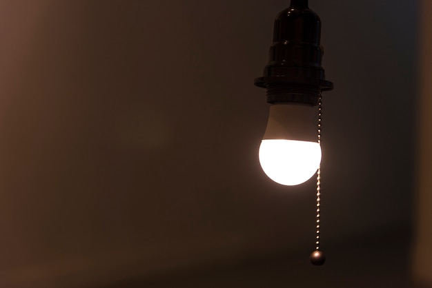 Una lampadina luminosa appesa in una stanza