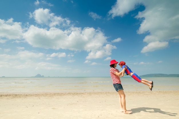 Una madre e figlio sulla spiaggia all&#39;aperto Mare e cielo blu