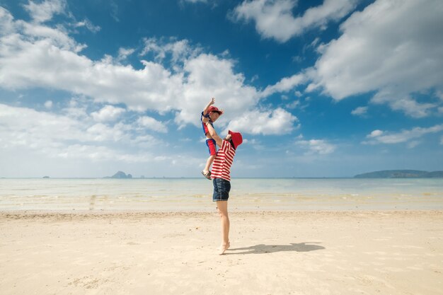 Una madre e figlio sulla spiaggia all&#39;aperto Mare e cielo blu