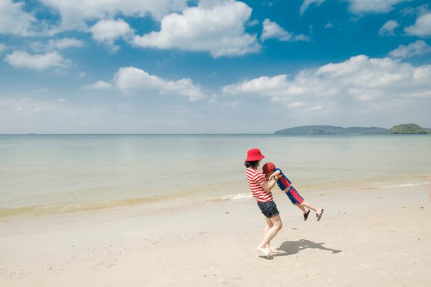 Una madre e figlio sulla spiaggia all&#39;aperto Mare e cielo blu