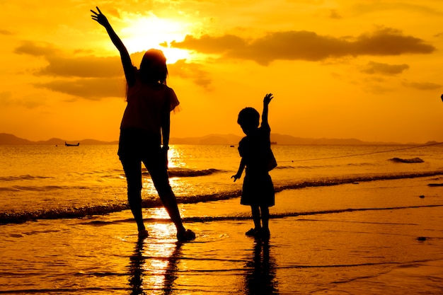 Una madre e un figlio all&#39;aperto al tramonto con spazio di copia