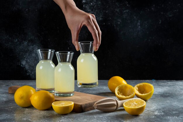 Una mano che prende un barattolo di succo di limone.