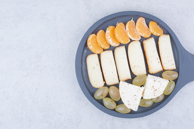 Una padella scura con fette di pane e frutta. Foto di alta qualità