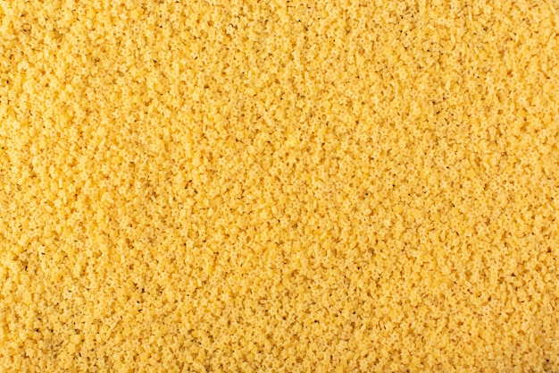 Una pasta cruda gialla vista dall'alto così tanto pasto giallo crudo dell'alimento della pasta
