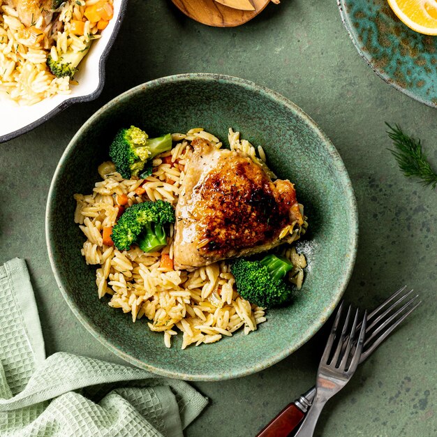 Una pasta di pollo orzo in stile mediterraneo