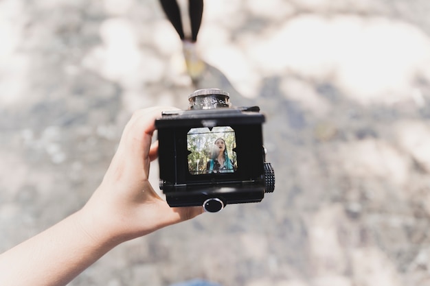 Una persona che mostra la foto di una donna sulla macchina fotografica d&#39;epoca