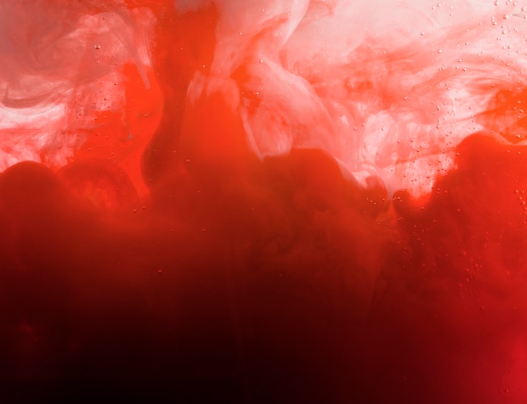 Foto gratuito una pesante nube rossa di nebbia