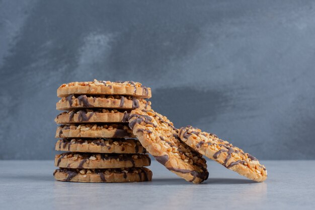 Una piccola pila di biscotti sulla superficie di marmo