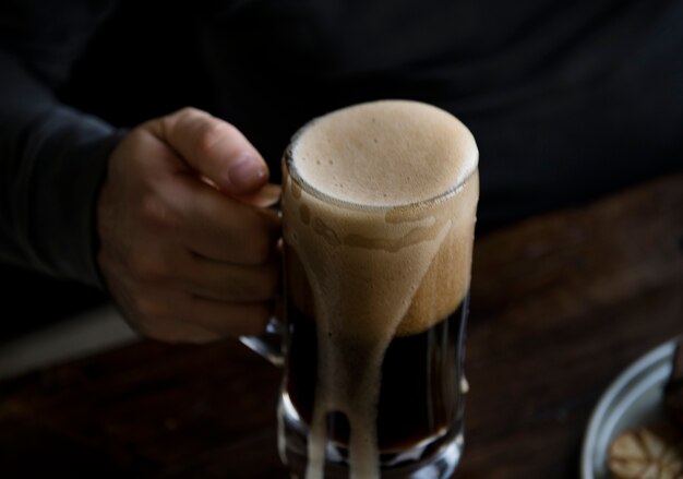 Una pinta di birra traboccante