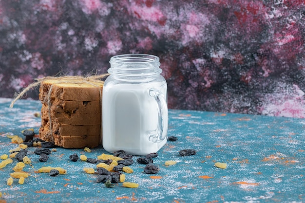 Una porzione di torta servita con un vasetto di latte.