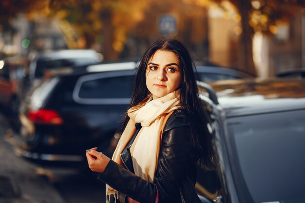 Una ragazza elegante e bella in piedi in una città d&#39;estate