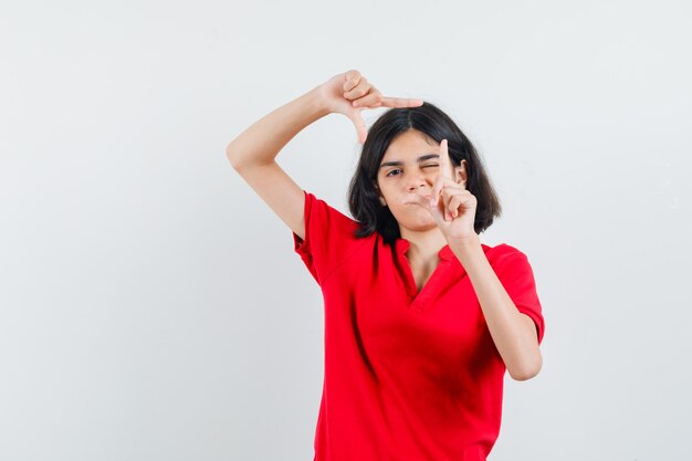 Una ragazza espressiva posa in studio