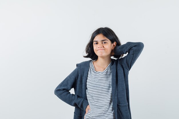 Una ragazza espressiva posa in studio