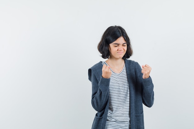 Una ragazza espressiva posa in studio