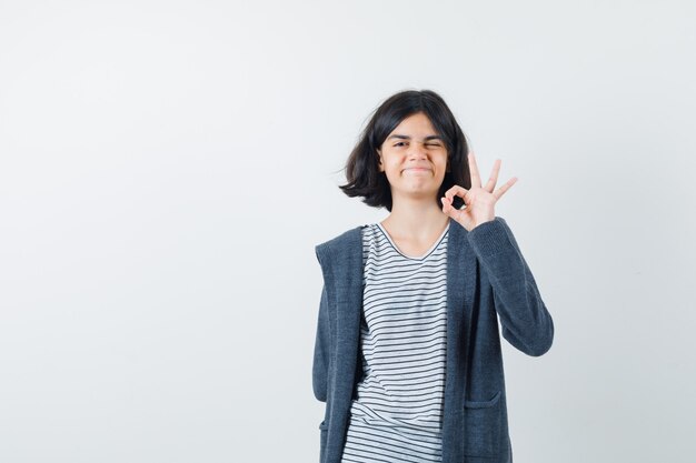 Una ragazza espressiva posa in studio