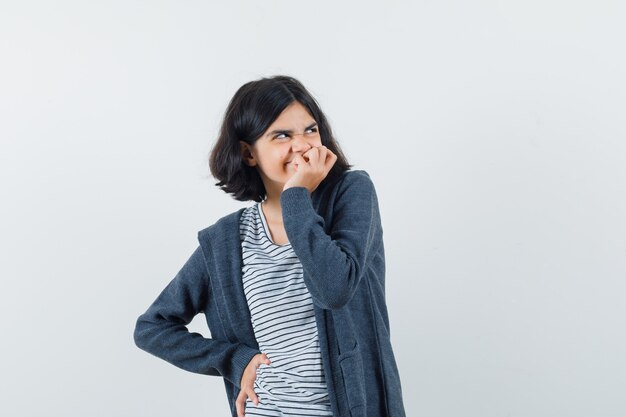 Una ragazza espressiva posa in studio