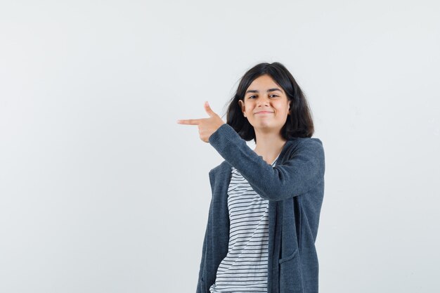 Una ragazza espressiva posa in studio