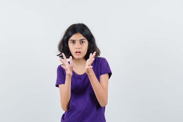 Una ragazza espressiva posa in studio