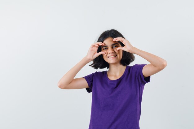 Una ragazza espressiva posa in studio