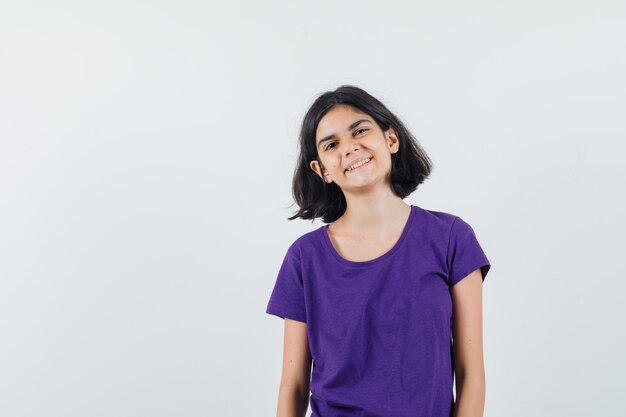 Una ragazza espressiva posa in studio