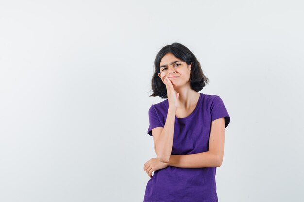 Una ragazza espressiva posa in studio