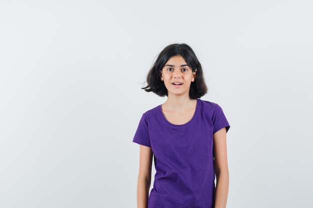 Una ragazza espressiva posa in studio