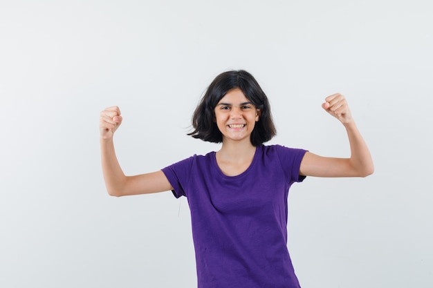 Una ragazza espressiva posa in studio