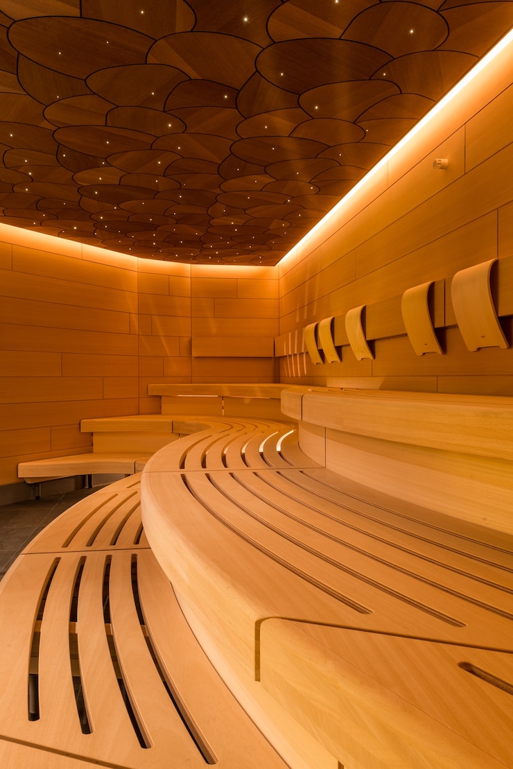 Foto gratuito una ripresa verticale di un bellissimo design della sala sauna