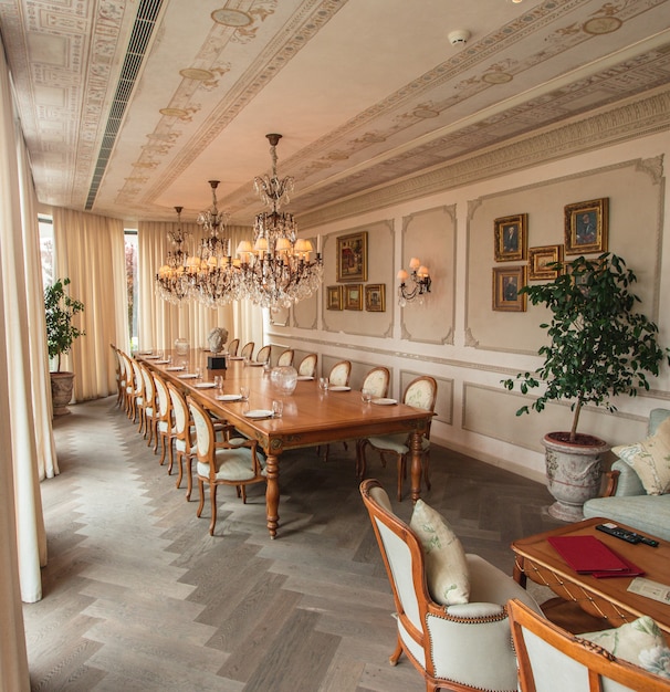 Una sala da pranzo interna di colore beige.