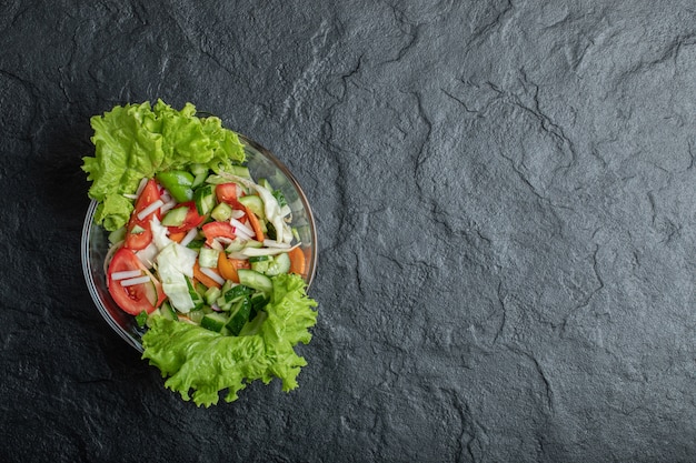 Una sana insalata di verdure di pomodoro fresco, cetriolo, cipolla sulla piastra. Foto di alta qualità