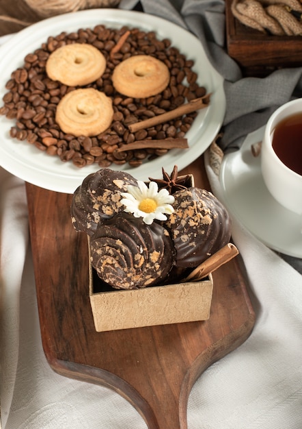 Una scatola di praline al cioccolato con biscotti al burro