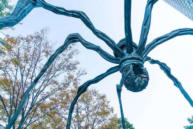 una scultura di ragno di Louise Bourgeois, situata alla base della torre di Mori nelle colline di Roppongi