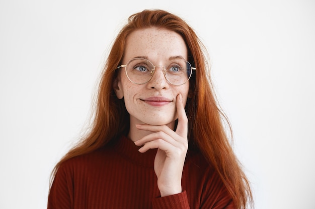 Una signora espressiva in posa in studio