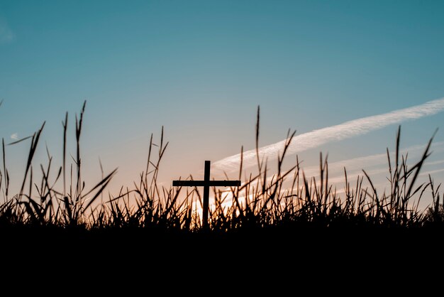 Una silhouette di una croce fatta a mano nel campo