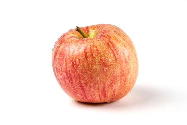 Una singola mela rossa intera su bianco
