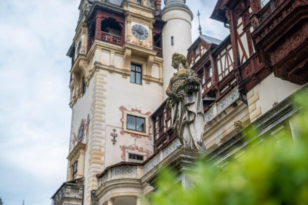 Una statua al castello di Peles in Romania