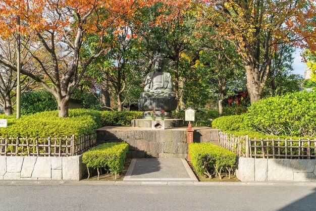 Una statua del Buddha fuori del tempio di Sensoji a Tokyo