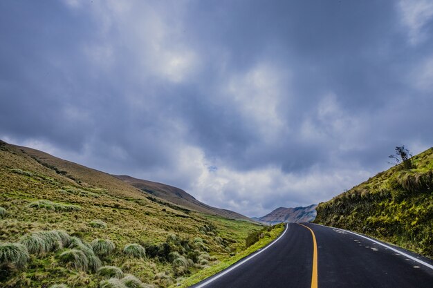 una strada con colline nebbiose