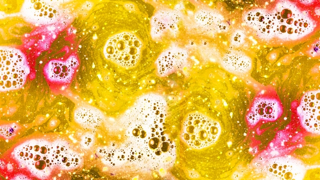 Una superficie astratta della bomba da bagno gialla e rossa