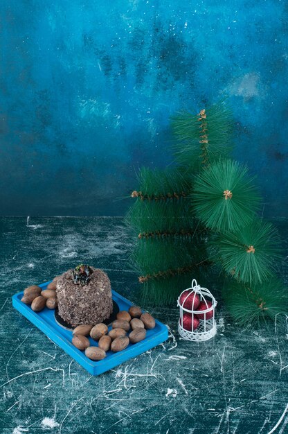 Una tavola blu con torta al cioccolato e noci. Foto di alta qualità