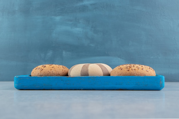 Una tavola di legno blu piena di biscotti dolci.