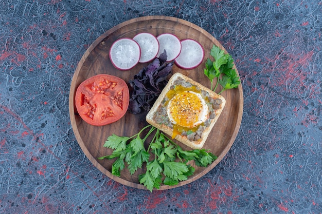 Una tavola di legno di buonissimi toast con carne e verdure