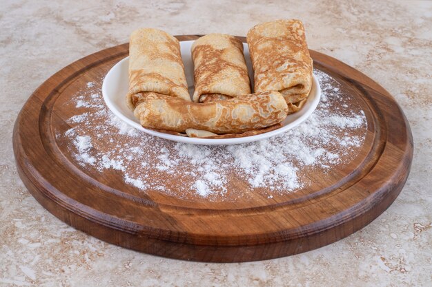 Una tavola di legno di gustose crepes fatte in casa