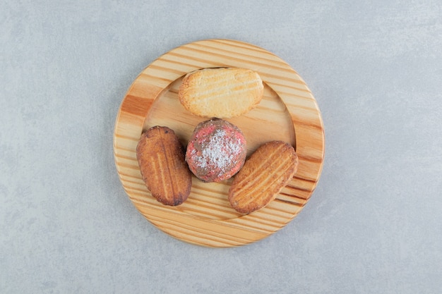 Una tavola di legno piena di biscotti dolci.