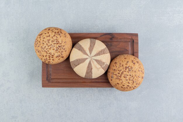 Una tavola di legno piena di biscotti dolci.