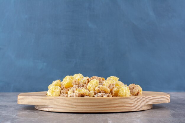 Una tavola di legno piena di cereali sani e deliziosi per la colazione.