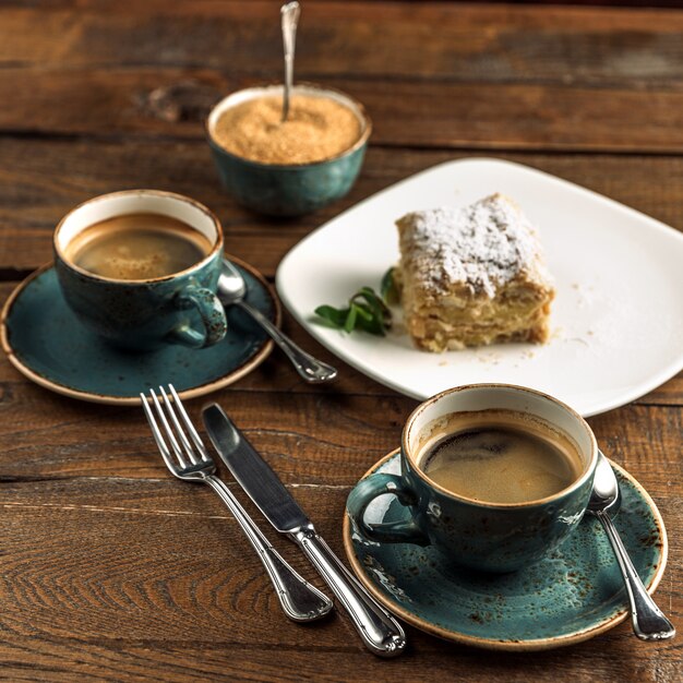 Una tazza di caffè caldo con dessert