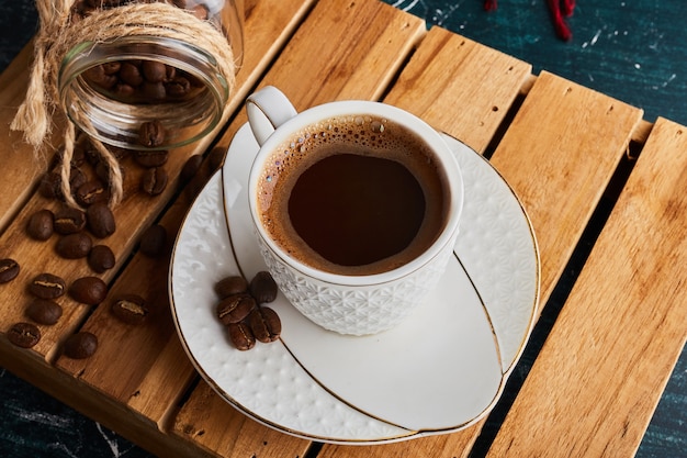 Una tazza di caffè con i chicchi.