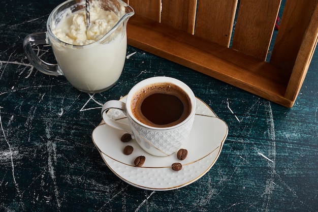 Una tazza di caffè con panna montata.