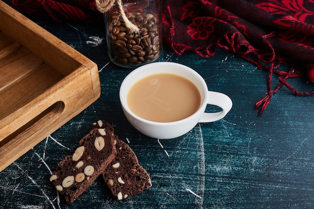 Una tazza di caffè con pezzi di cioccolato.